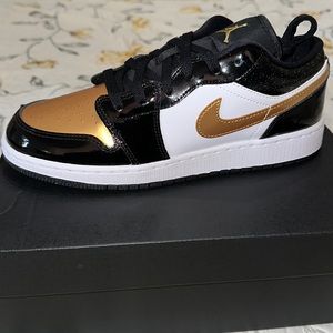 Air Jordan 1 Low SE Gold Toe. Size 7Y/8.5W. Black/Metallic Gold White.